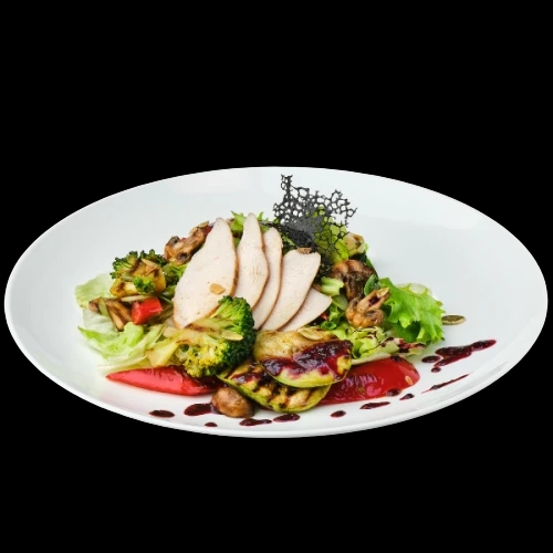 Теплий салат з овочами гриль та куркою