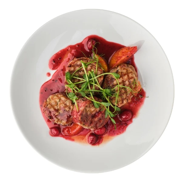 Медальйони зі свинини з соусом із журавлини